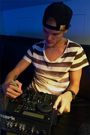 Avicii Signerar DJ-mixer